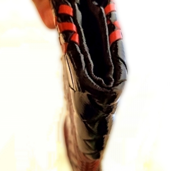 HOBO Int'l Black/Red Patent Leather Woven 'Lauren' Wallet/Clutch - Picture 11 of 12